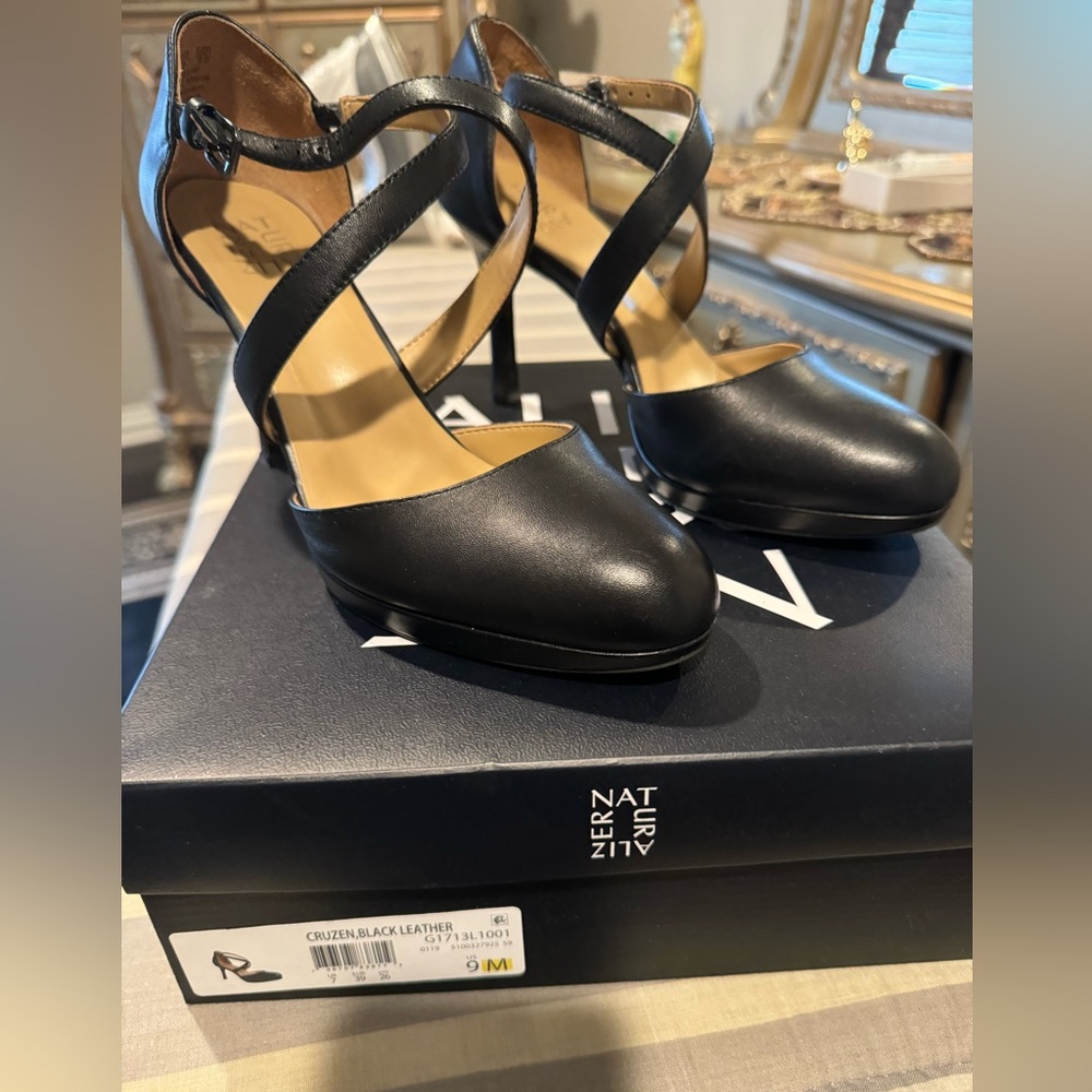 Naturalizer Woman’s Black Heels size 9